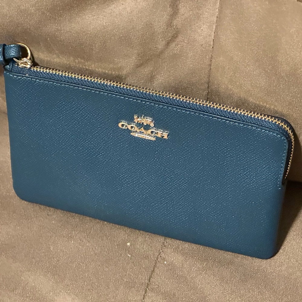 NWOT Coach Navy Blue Teal Zip Pouch Wristlet